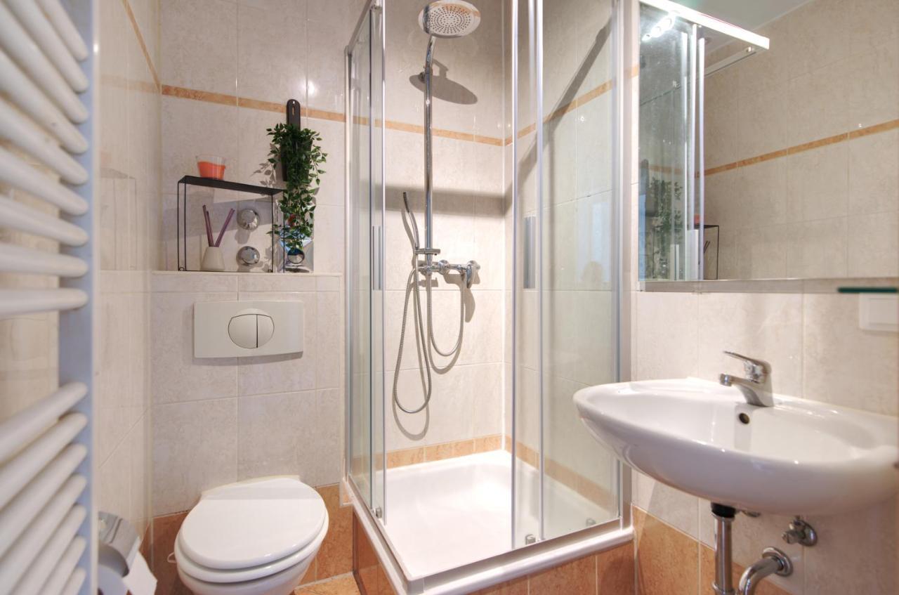 Vonbehling Boutique Apartment Mit 65Zoll Tv Und Designerstuecken Хале Екстериор снимка